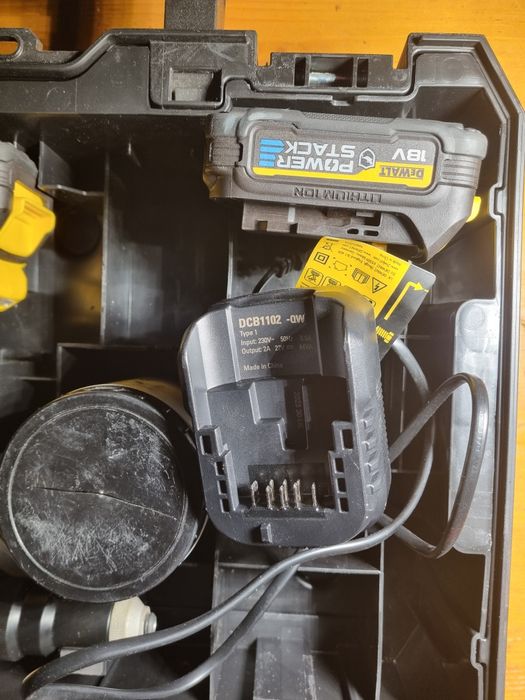 Pistol pop nituri dewalt dcf414 set cu 2 baterii tstak incarcator