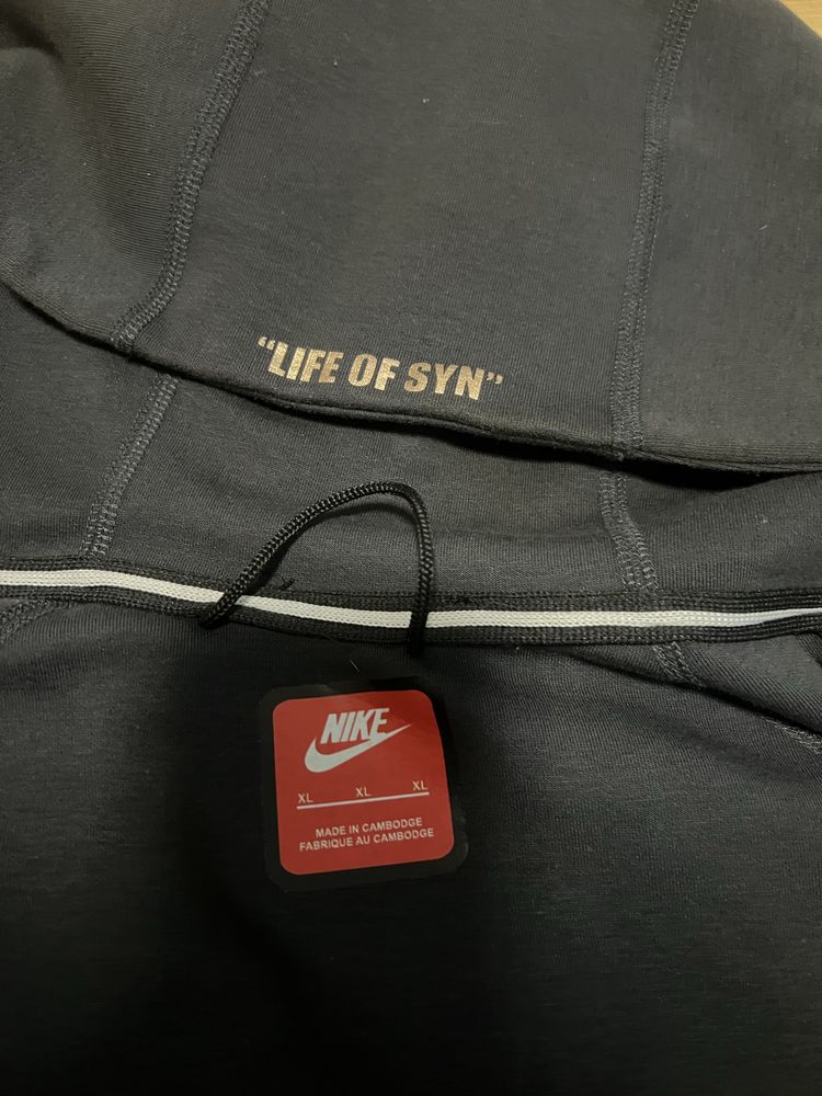 Nike syna world tech fleece