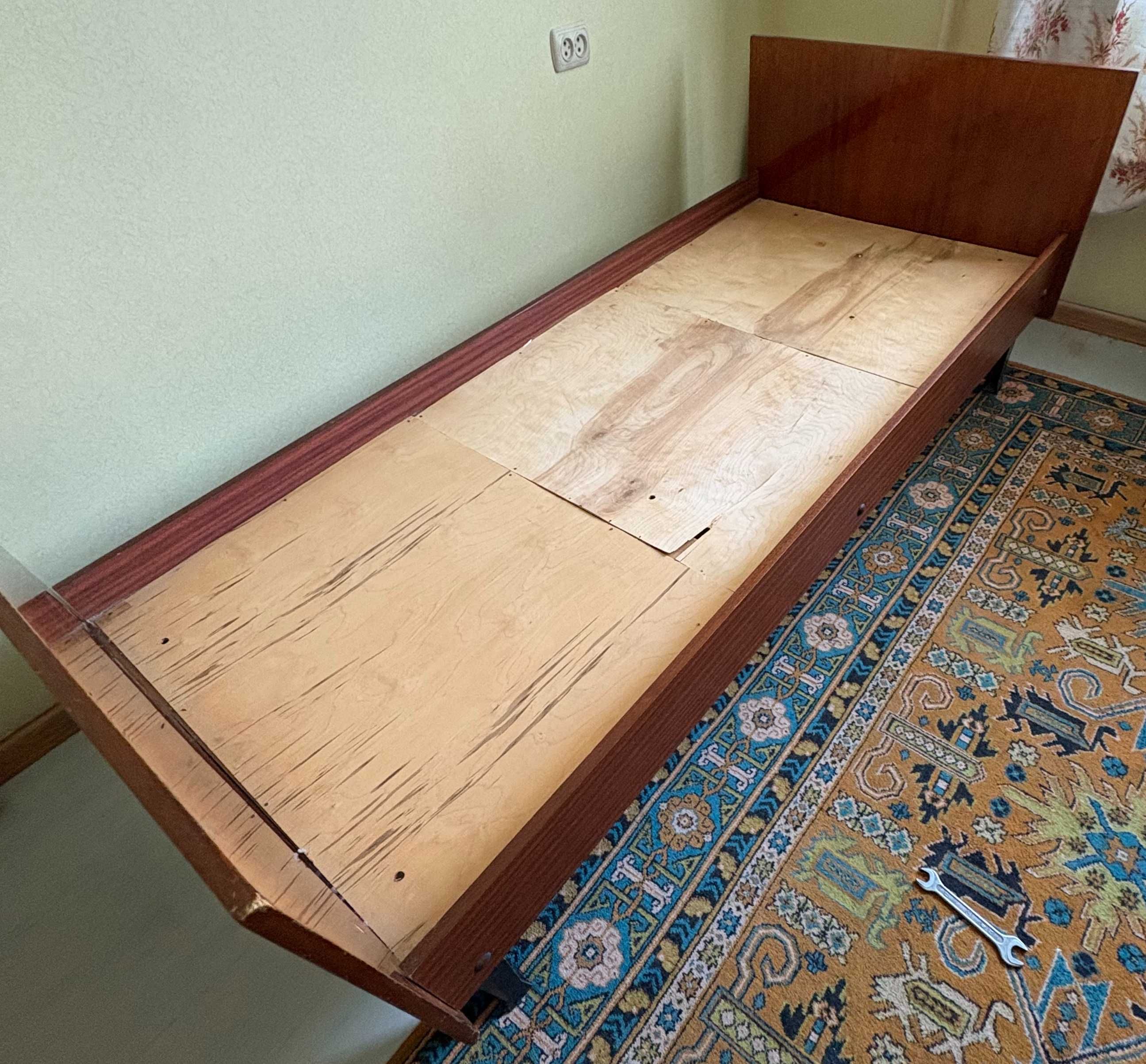 Кровать деревянная с матрасом