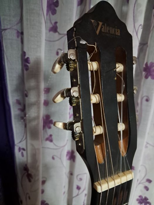 Chitară clasică Valencia – customizată artistic, sunet plăcut, ideală