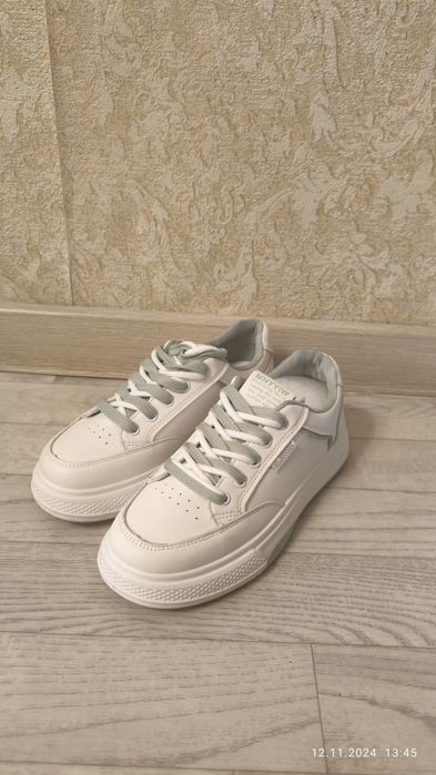 Кроссовки женские новые