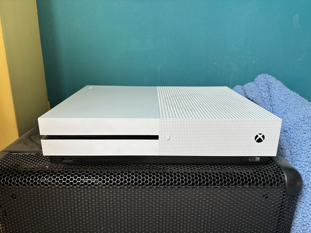 xbox one s 1tb с 2 контролера и игри