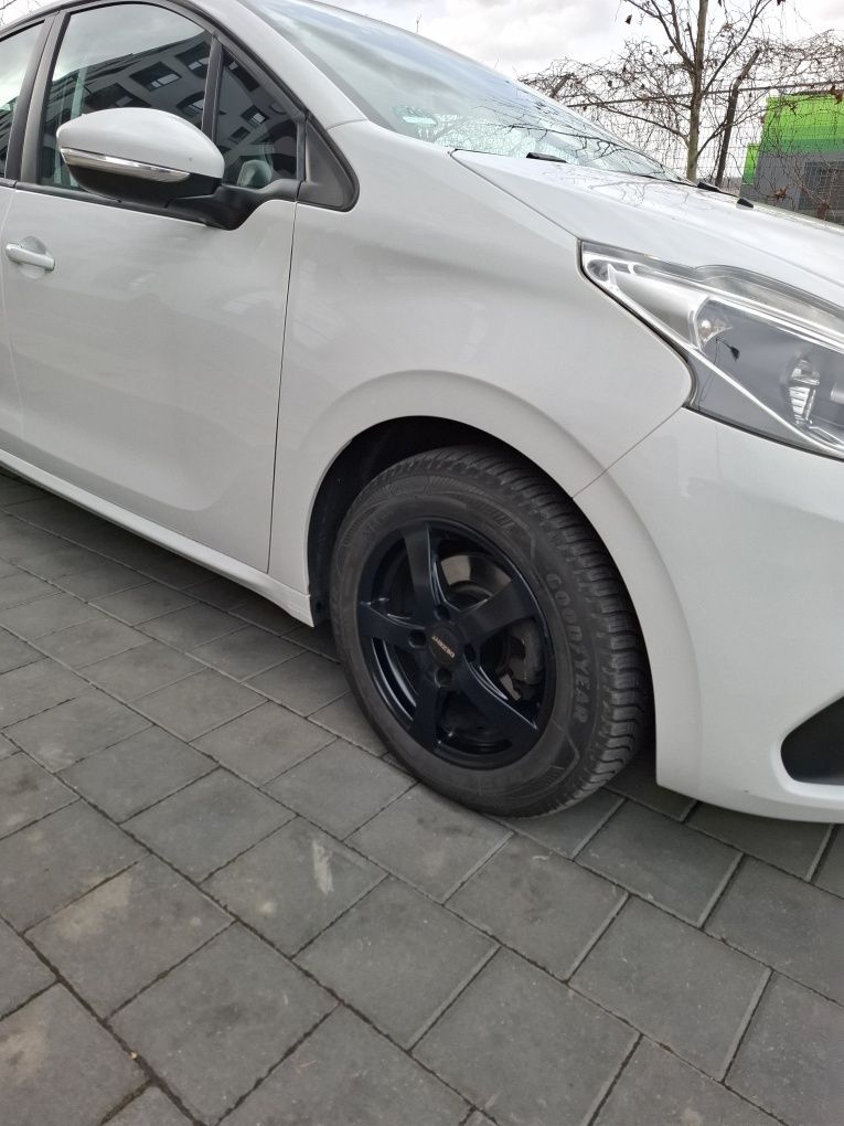 Peugeot 208 1.2 Benz 2016.