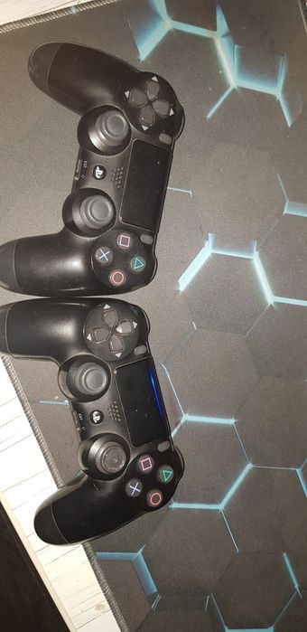 PS 4 într-o stare buna cu două manete