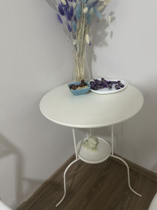 Стол журнальный белый