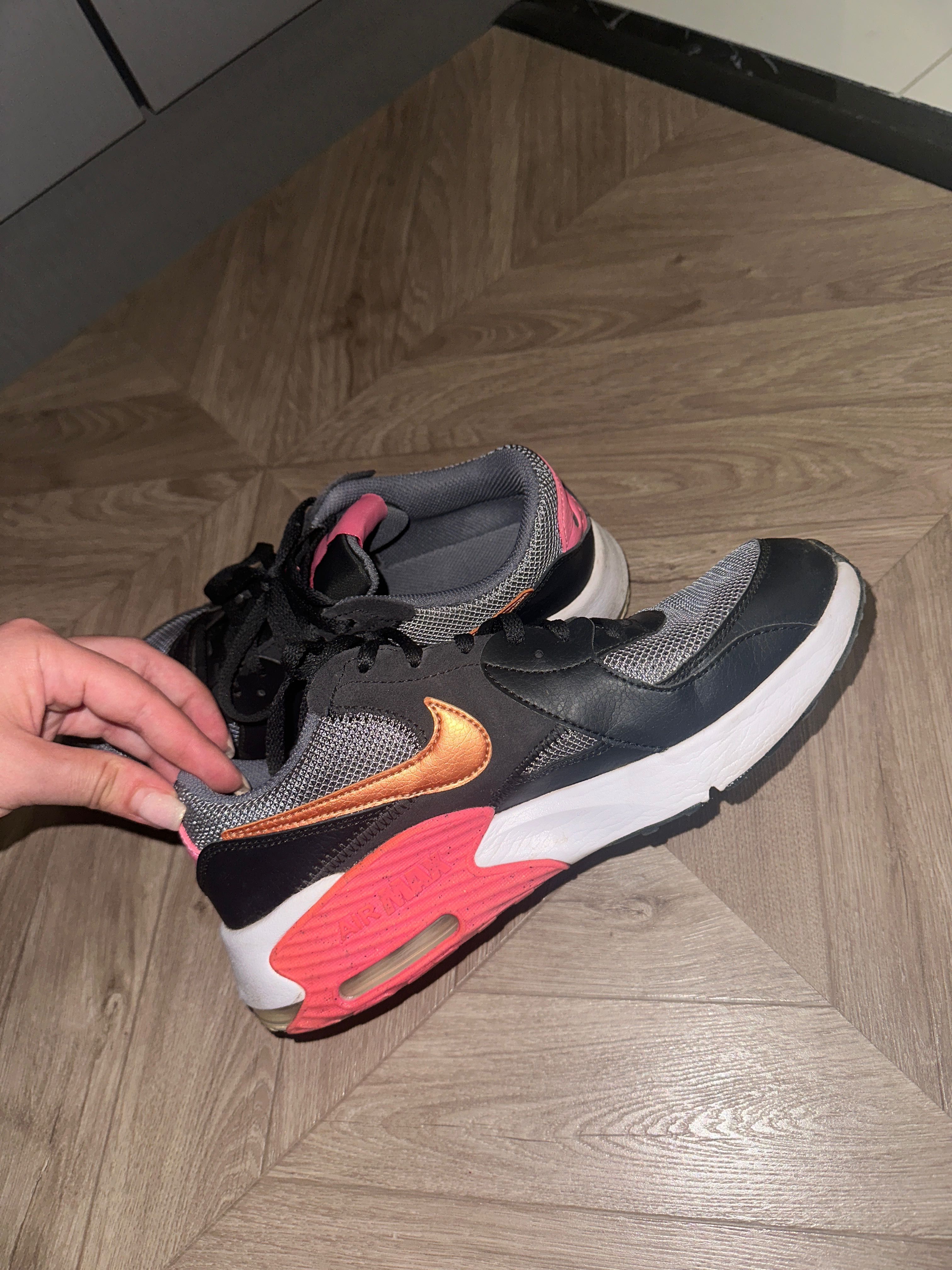 Маратонки NIKE 38.5