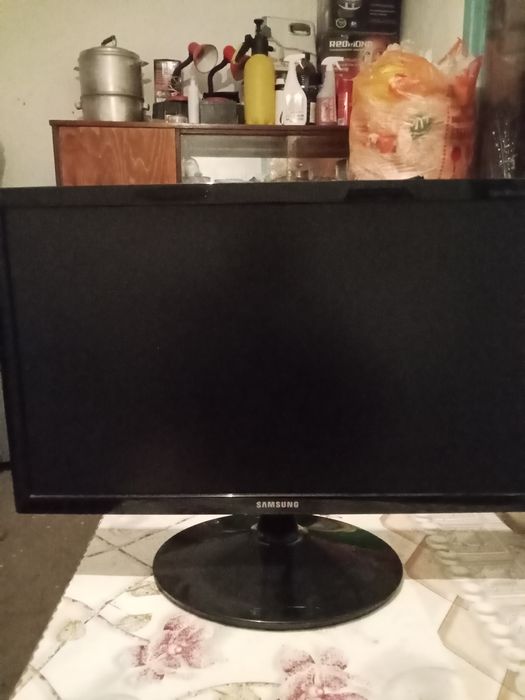 Продам монитор Samsung в хорошем состоянии цена 20000 тысяч тенге зван