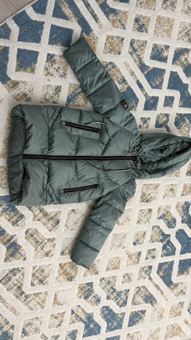 Зимняя куртка  теплая попу прикрывает. Рост 116 на 5 лет подходит