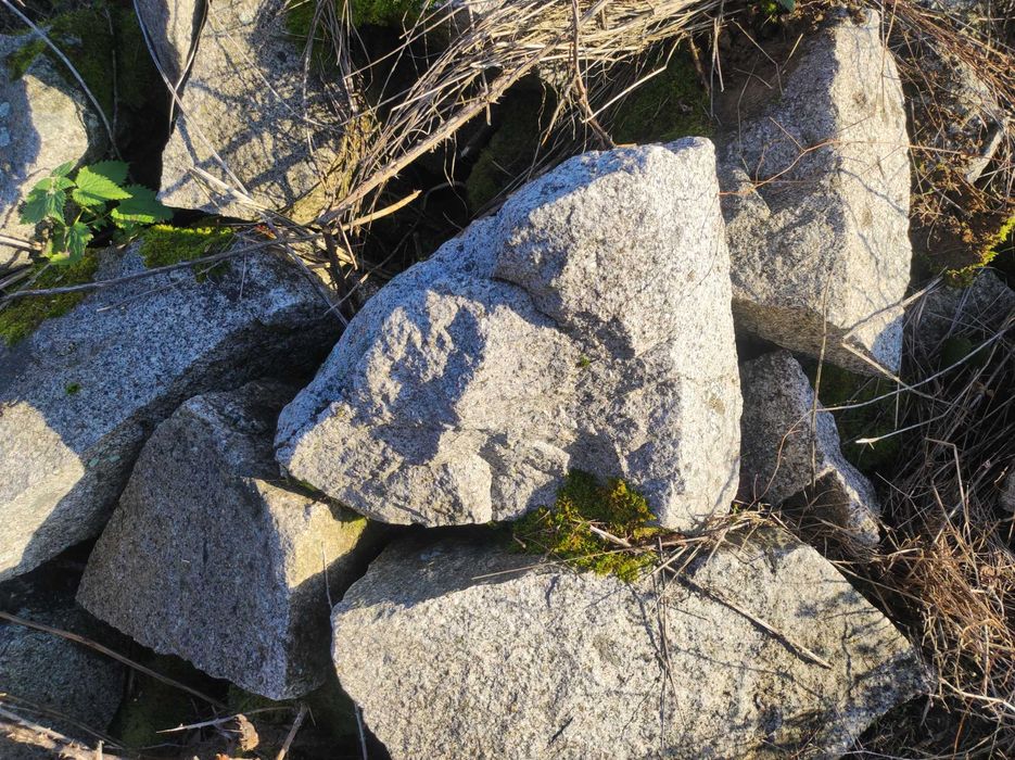 Vând piatra cioplita( granit)