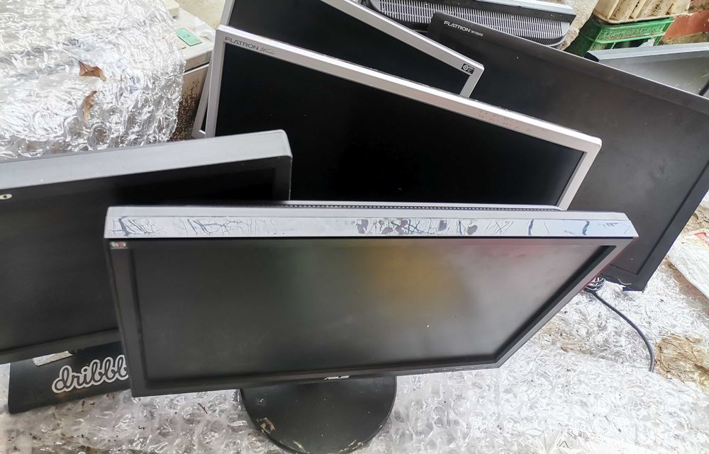 Подарявам компютърни монитори