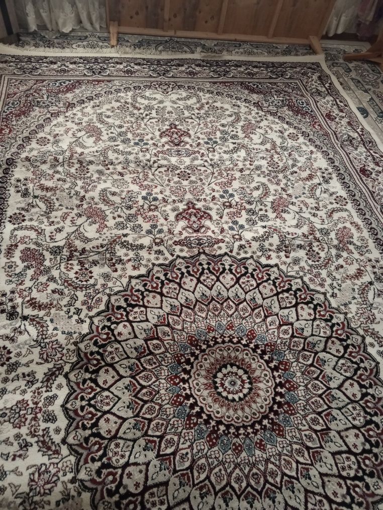 Gilam xolati zor 2 oy boldi olinganga 3×550 razmer