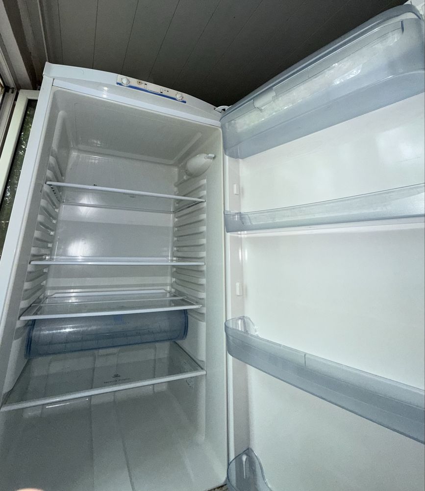 СРОЧНОдвухкамерный холодильник INDESIT