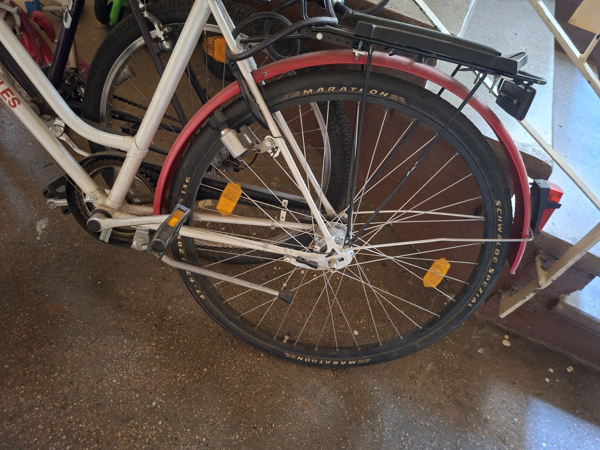 Vand 2 biciclete 300 lei bucata  una de fete si una de baieti