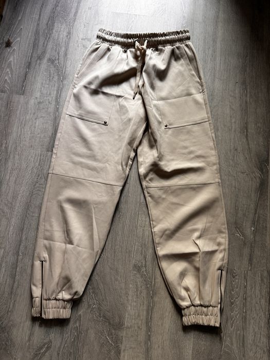 Pantaloni Zara.