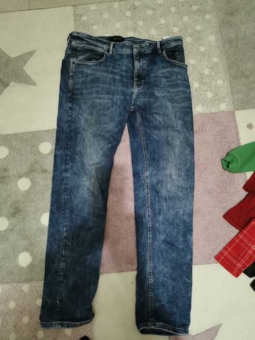 Blugi reserved și scurti