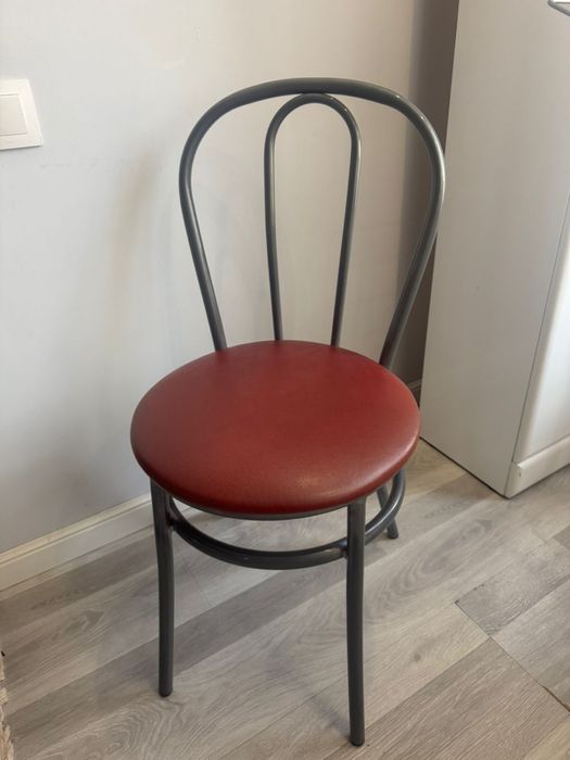 Стол и стулья 4шт в хорошем состоянии