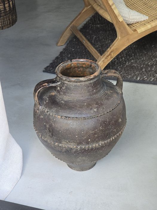 Голяма стара гръцка стомна