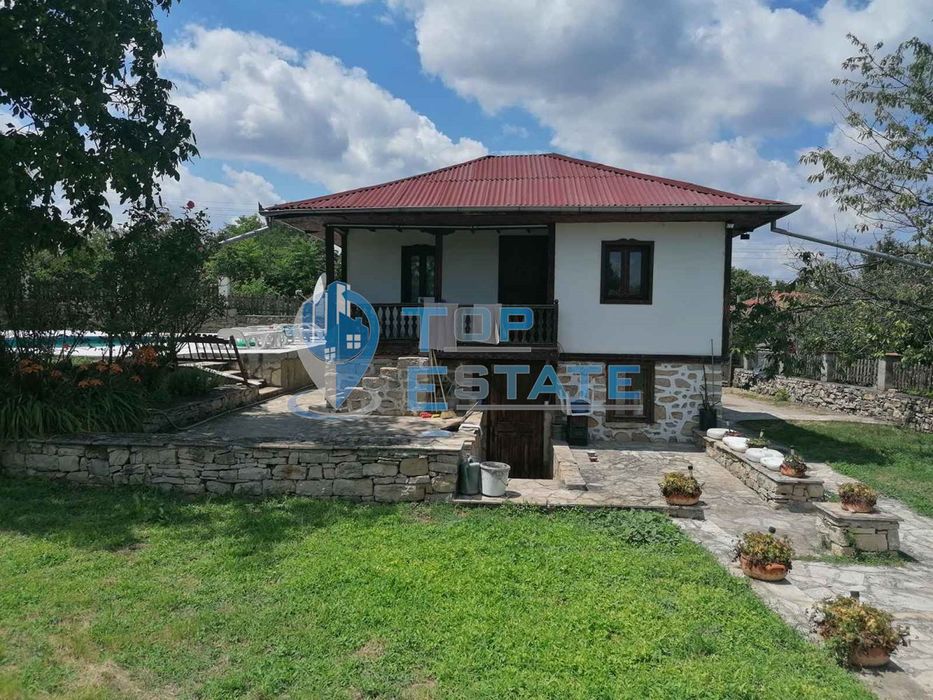 Автентично реновирана двуетажна къща за гости в село Куцина, област В