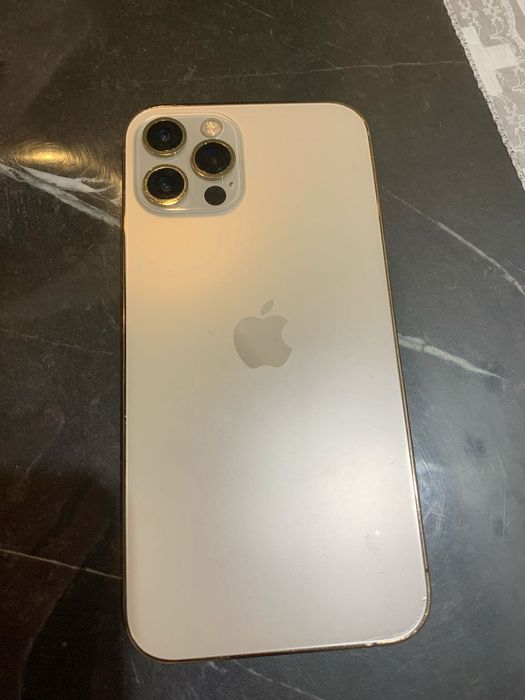 iPhone 12 в золотом цвете