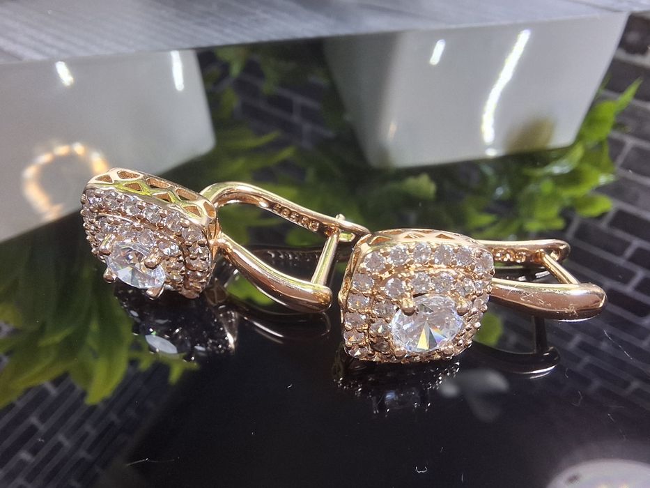 Серьги бижутерия с камнями