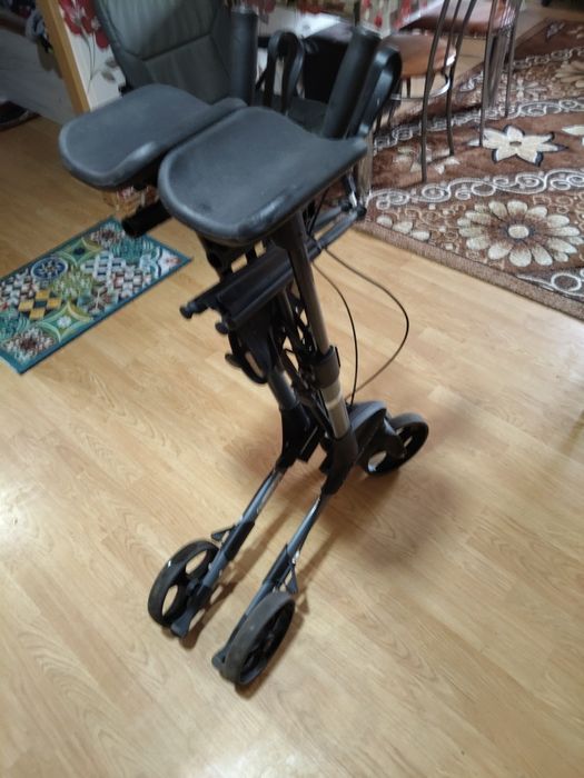 Vând cadru roti pentru oameni cu dizabilități