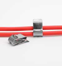 Монтажна скоба държач или клипс за 2 бр. соларен кабел 2,5мм2-6мм2