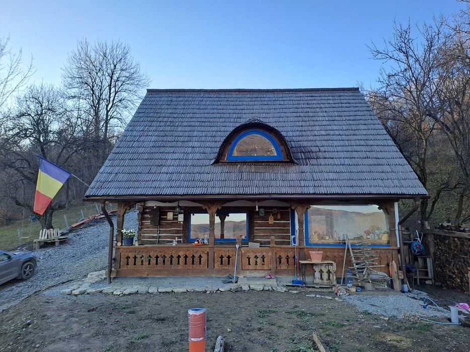 Vând complex tradițional:casă maramureșeană,casă hobbit,case Bucovina
