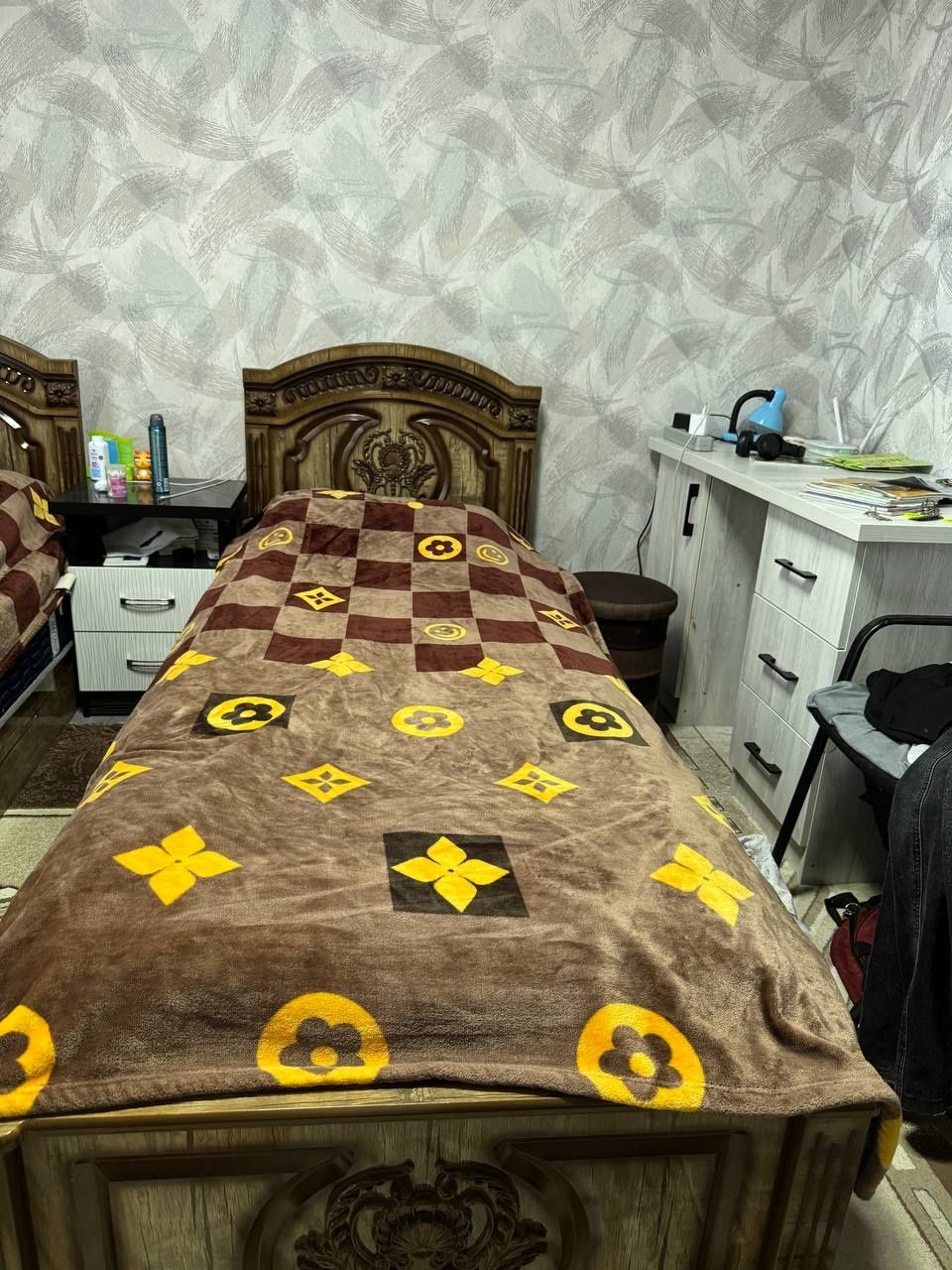 Продаются кровати,две полутарки с артопедическим матрасом.