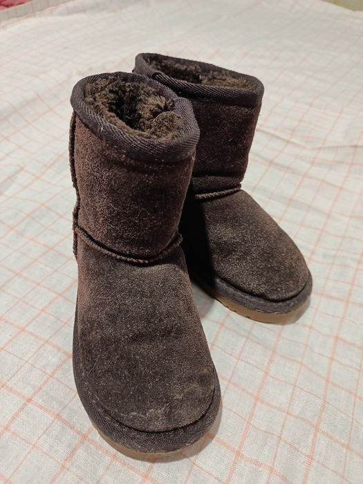 Продам детские сапожки уги очень теплые