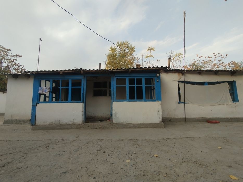 Tezda uy sotiladi: Qulay joylashuv, katta yer maydoni.