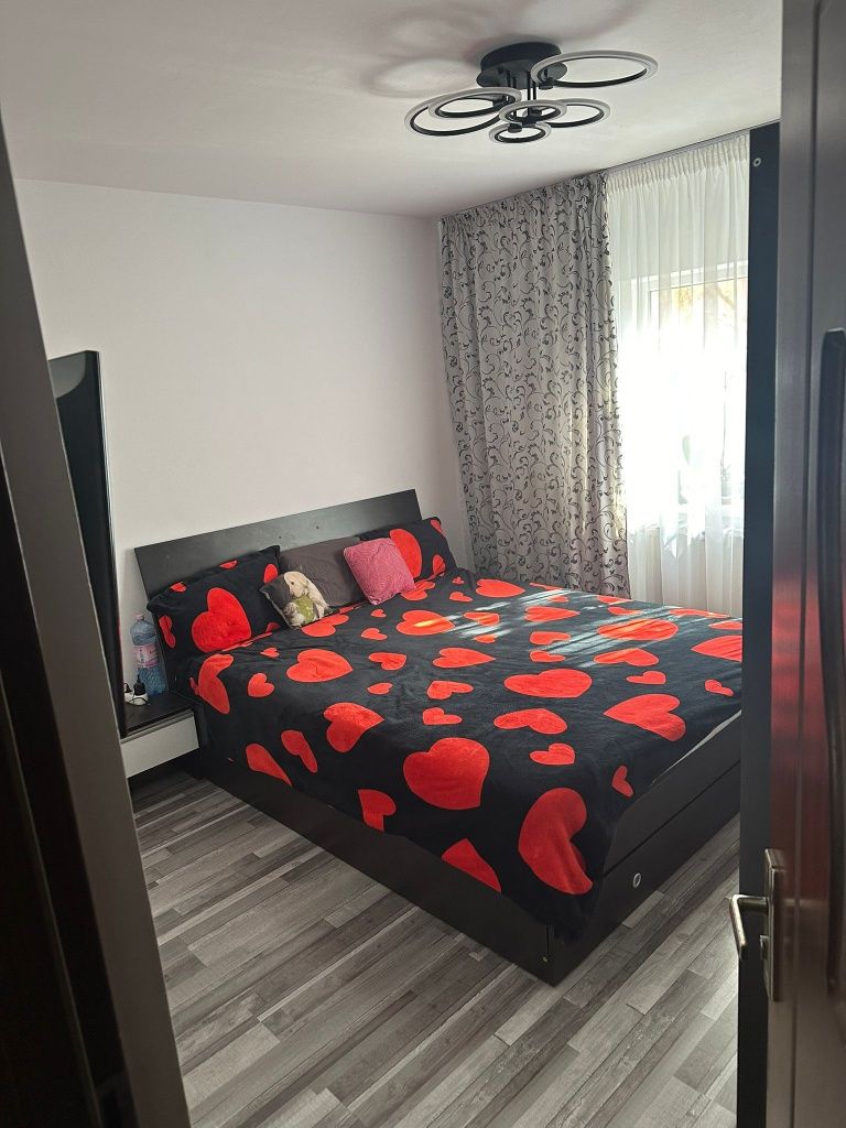 Vand apartament cu 3 camere decomandat