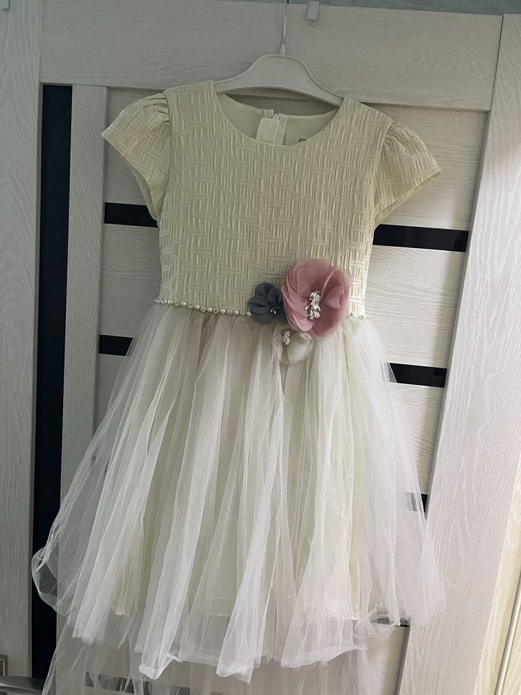 Продам нарядное платье Deloras р-р 128