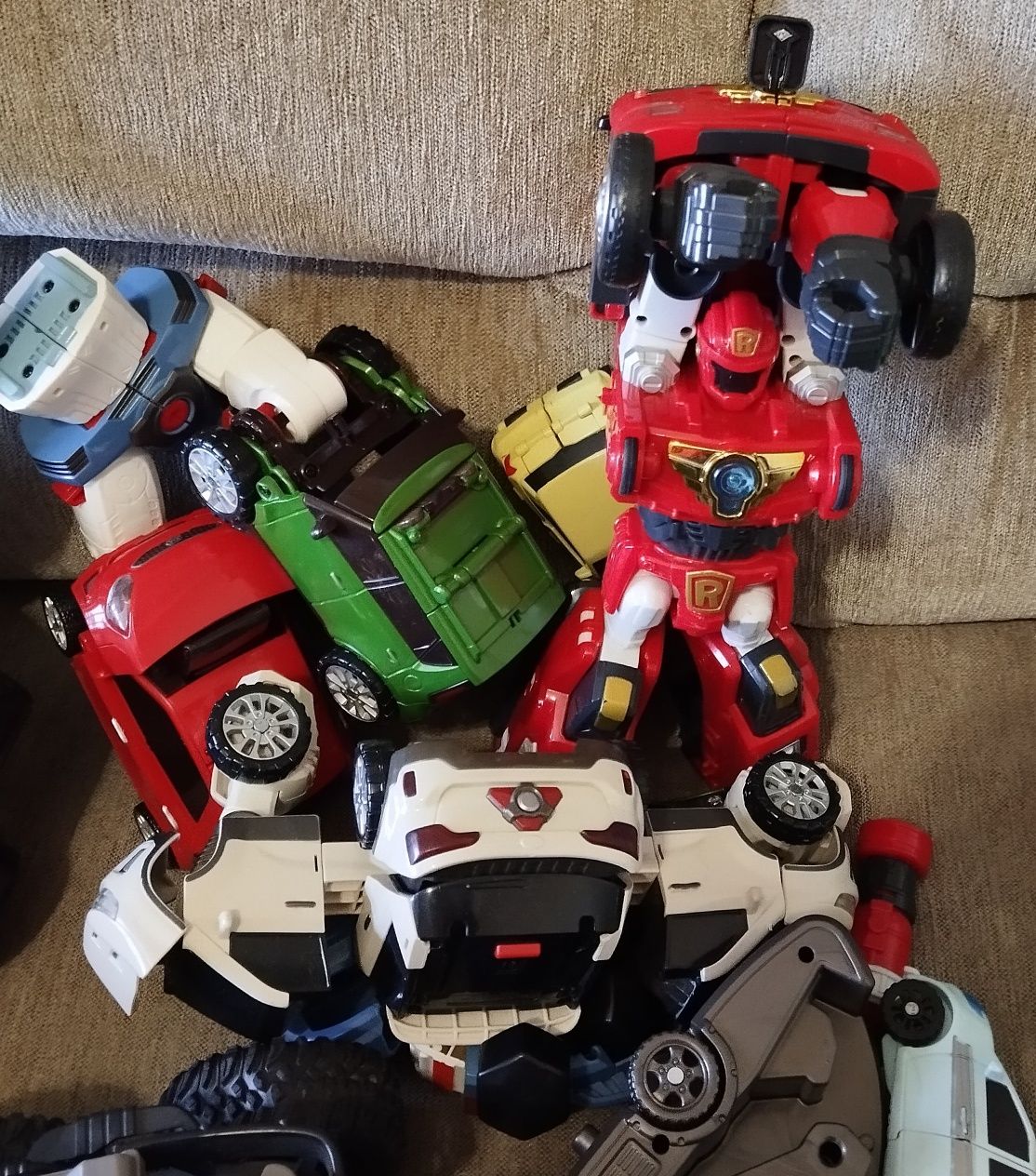 Игрушки детские машинки Hot wheels, Robot Tobot, MacicTrachs,квадрокоп