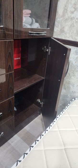 Продаётся свой шкаф-сервант.