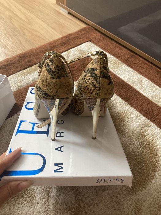 Vand sandale originale Guess cumparate din Italia