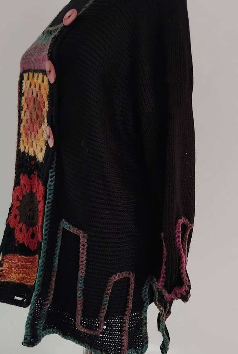 Плетена жилетка с елементи изплетени на една кука