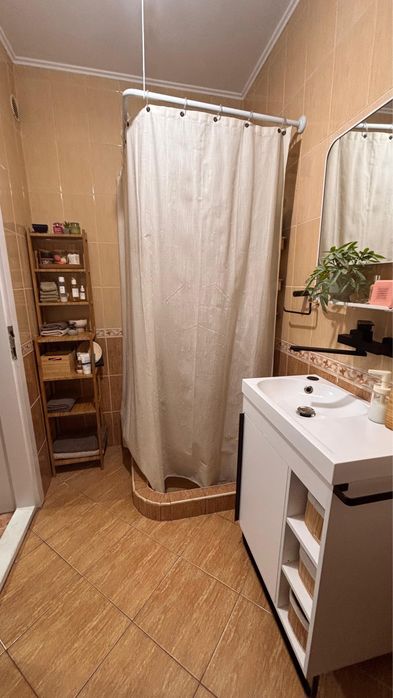 Casă de închiriat cu 4 camere, zona Dâmbu / Tudor - cu curte comună