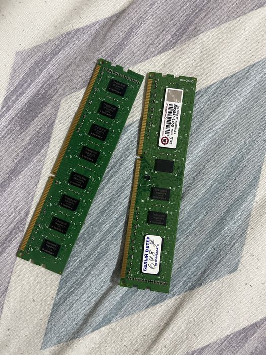 2 планки DDR3 по 2 гб