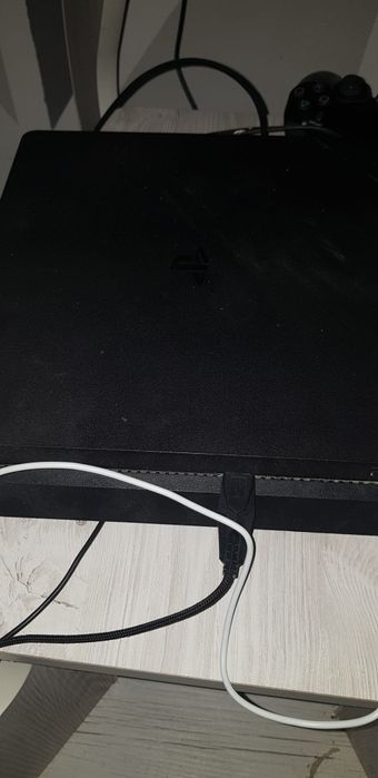 PS 4 într-o stare buna cu două manete