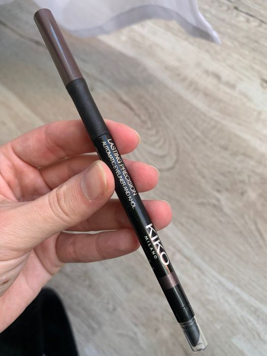 Eye-liner și creion de ochi colorate 15 lei bucata