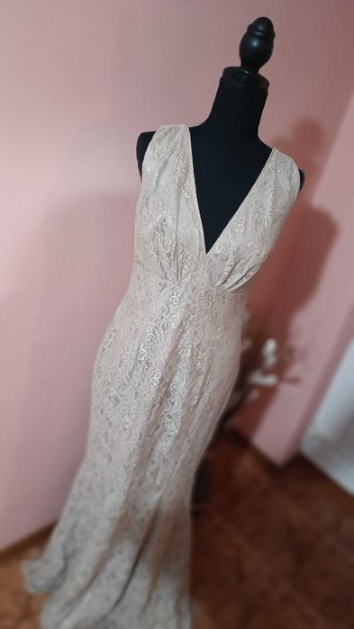 Rochie lungă elegantă din dantelă bej-champagne, cu decolteu în V