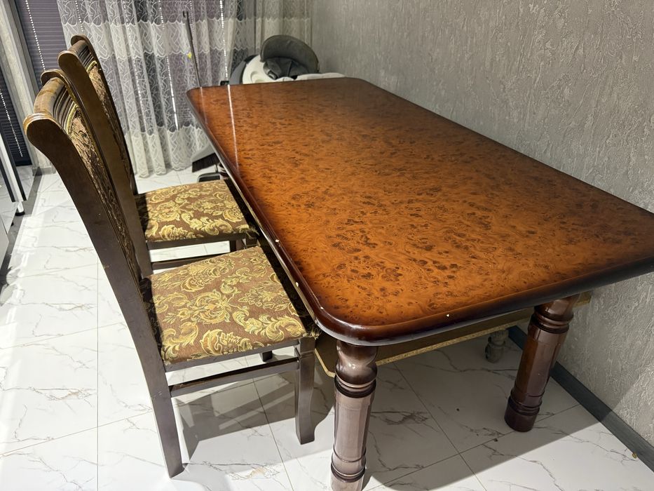 8 kishilik Stol va stullari bilan sotiladi