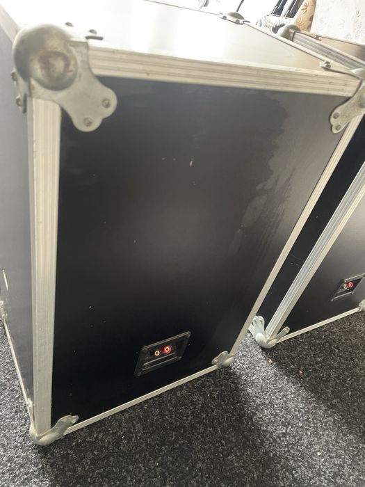 Vand boxe pe trei căi