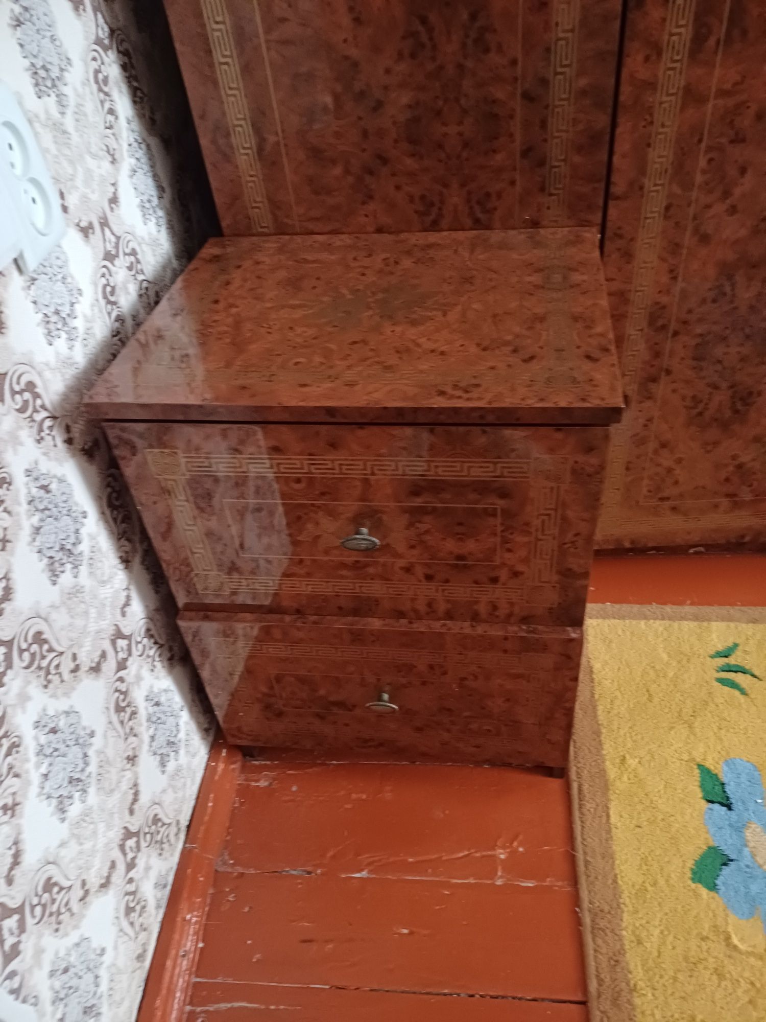 Срочно продаю комод,шкаф,2тумбы