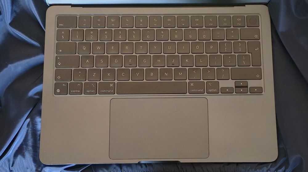 MacBook Air M3, Midnight, 13.6. 16GB RAM. 256GB SSD, 2024
