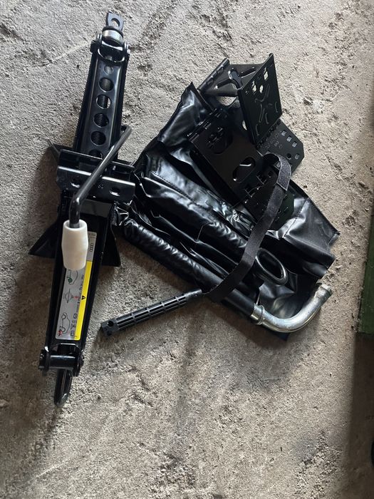 Vand cric original Vw tiguan Audi Q3 nou nefolosit cu sau fara accesor