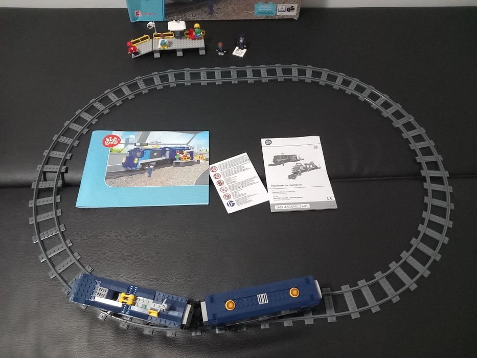 Tren din piese tip lego