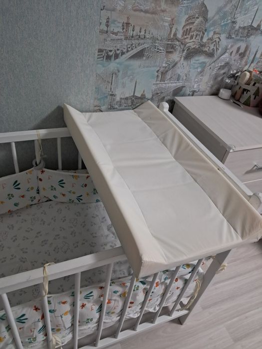 Продам пелинальный столик