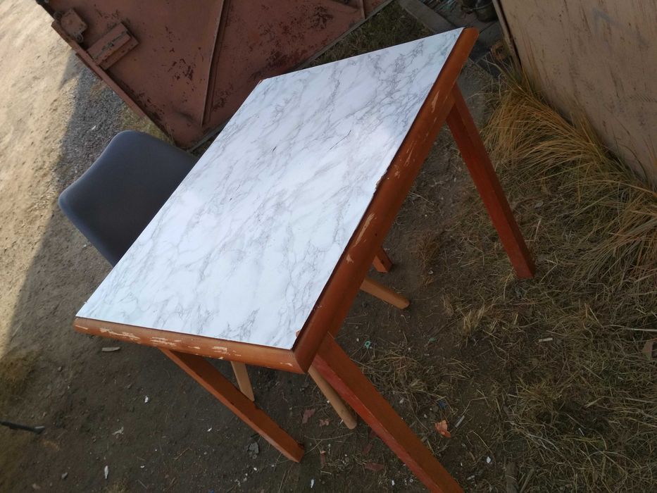 Стол обеденный + 3 табуретки , деревянный, в хорош состоянии!