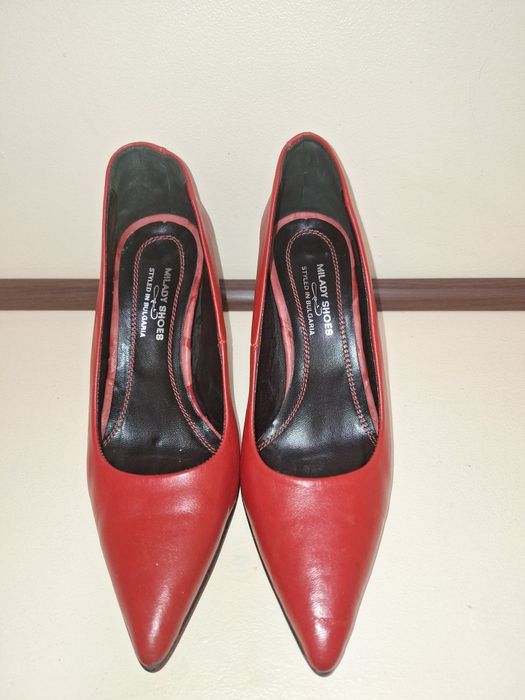 Продавам дамски кожени обувки